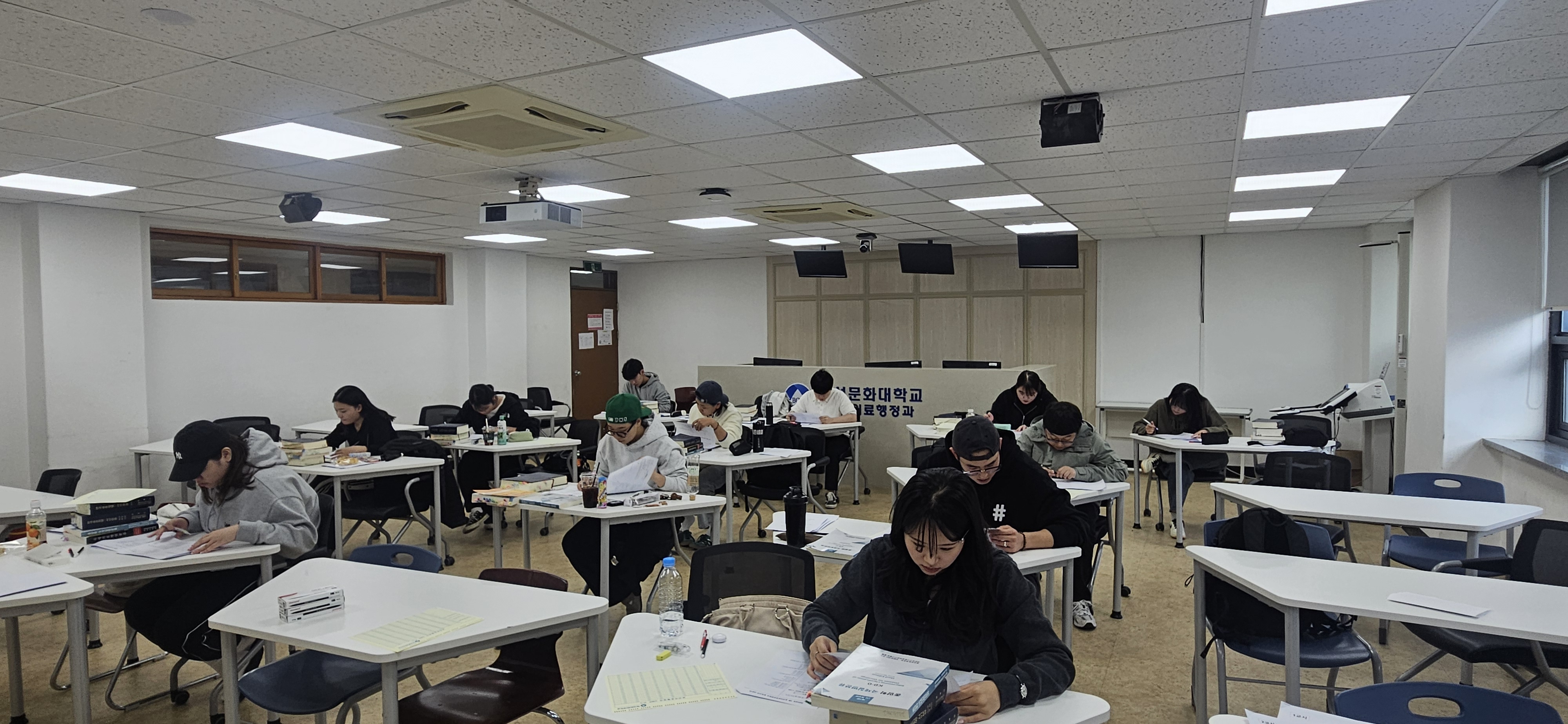 “각자 종이 위에서 싸우는 중입니다.” 2번째 첨부파일 이미지