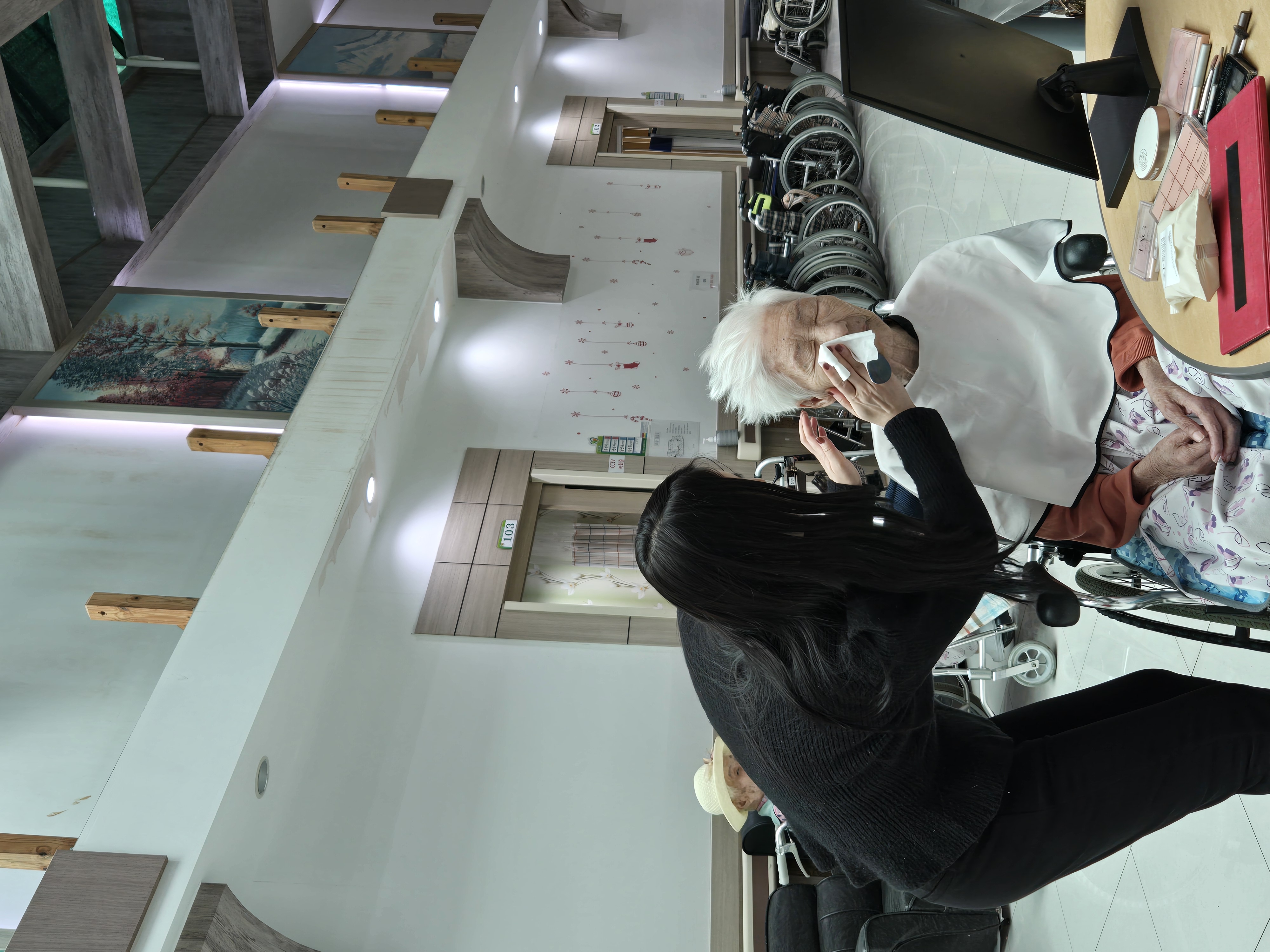 [2025 전공 실무로 전하는 따뜻한 봉사_한 장의 사진에 담은 인생의 미소_장수사진 헤어메이크업 봉사활동] 2번째 첨부파일 이미지