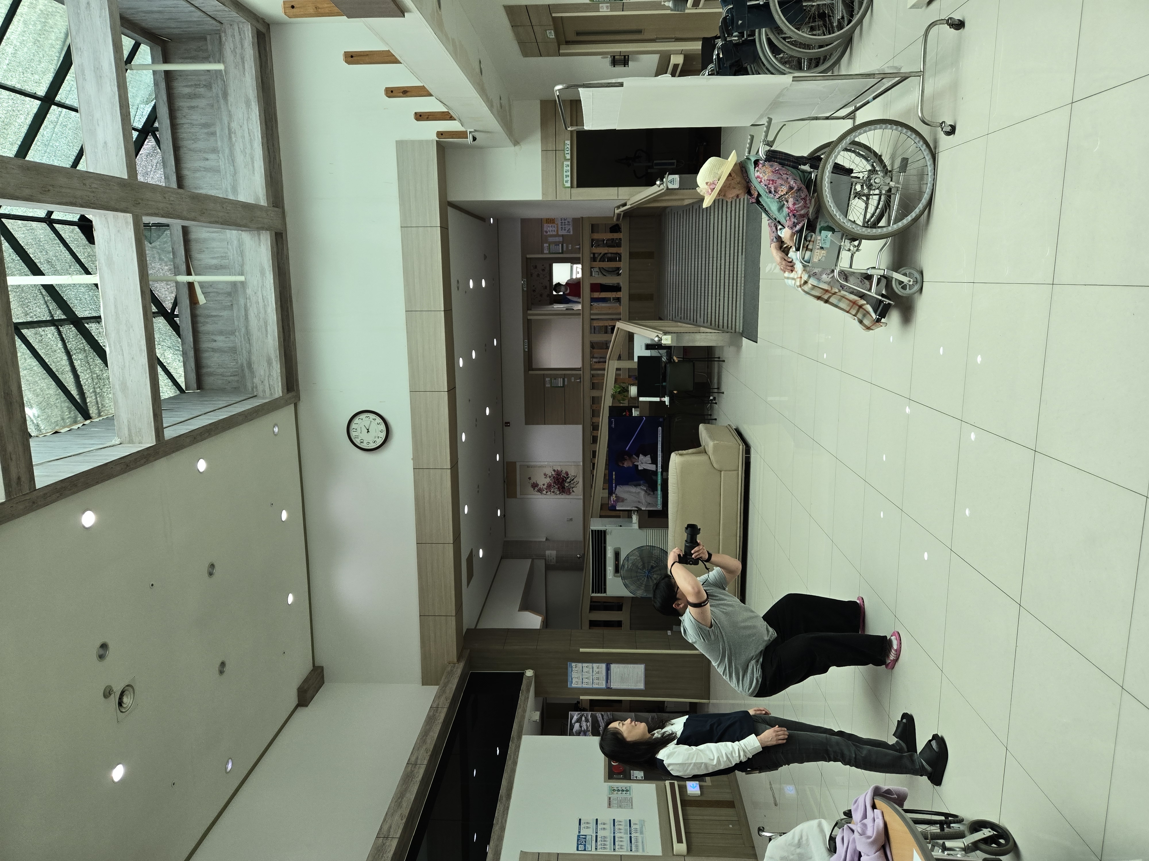 [2025 전공 실무로 전하는 따뜻한 봉사_한 장의 사진에 담은 인생의 미소_장수사진 헤어메이크업 봉사활동] 3번째 첨부파일 이미지