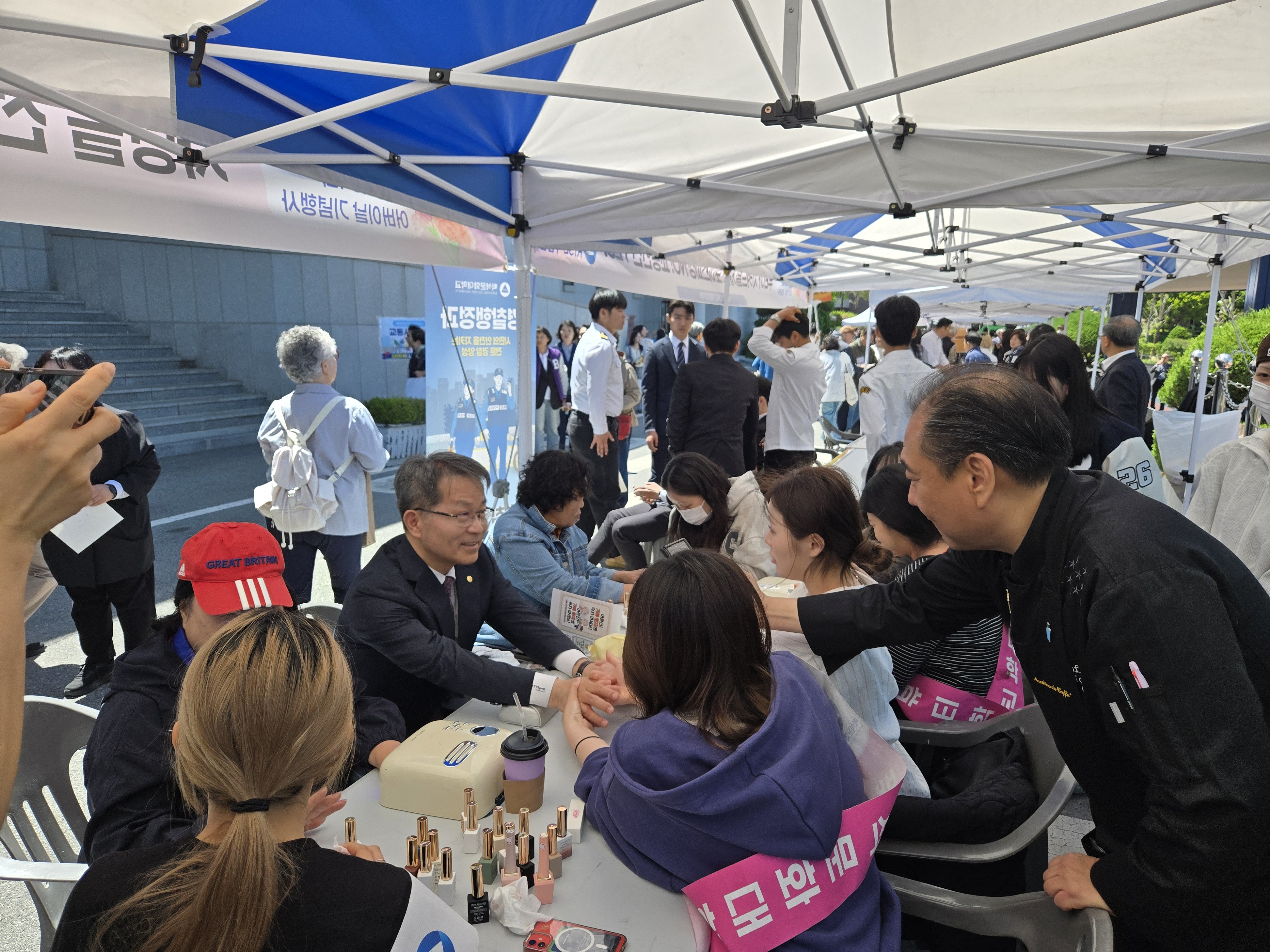 제 54회 어버이날 기념행사 [사랑을 전하는 손길, 뷰티케어!] 15번째 첨부파일 이미지