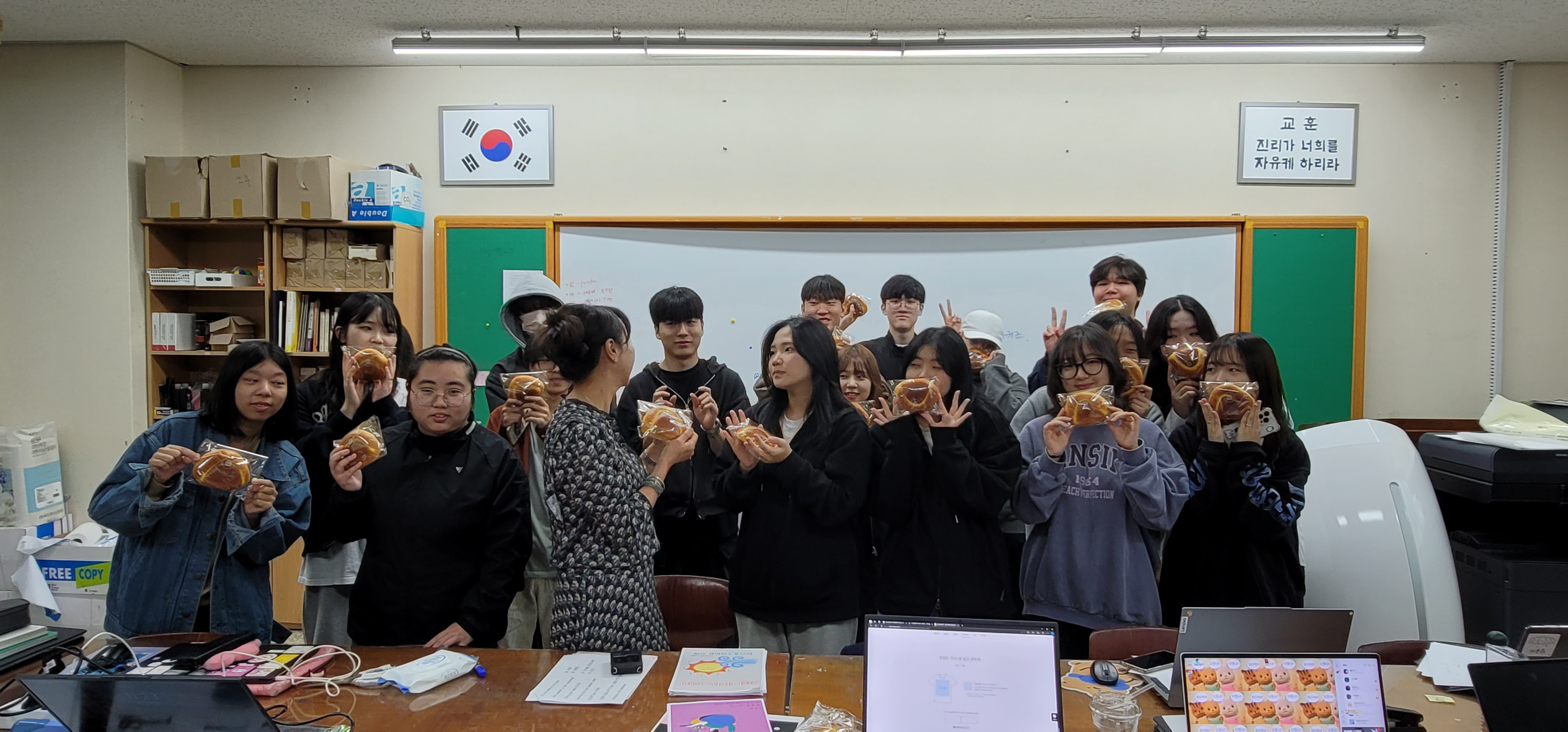 [시각디자인] 10월 10일 과제전 준비 1번째 첨부파일 이미지