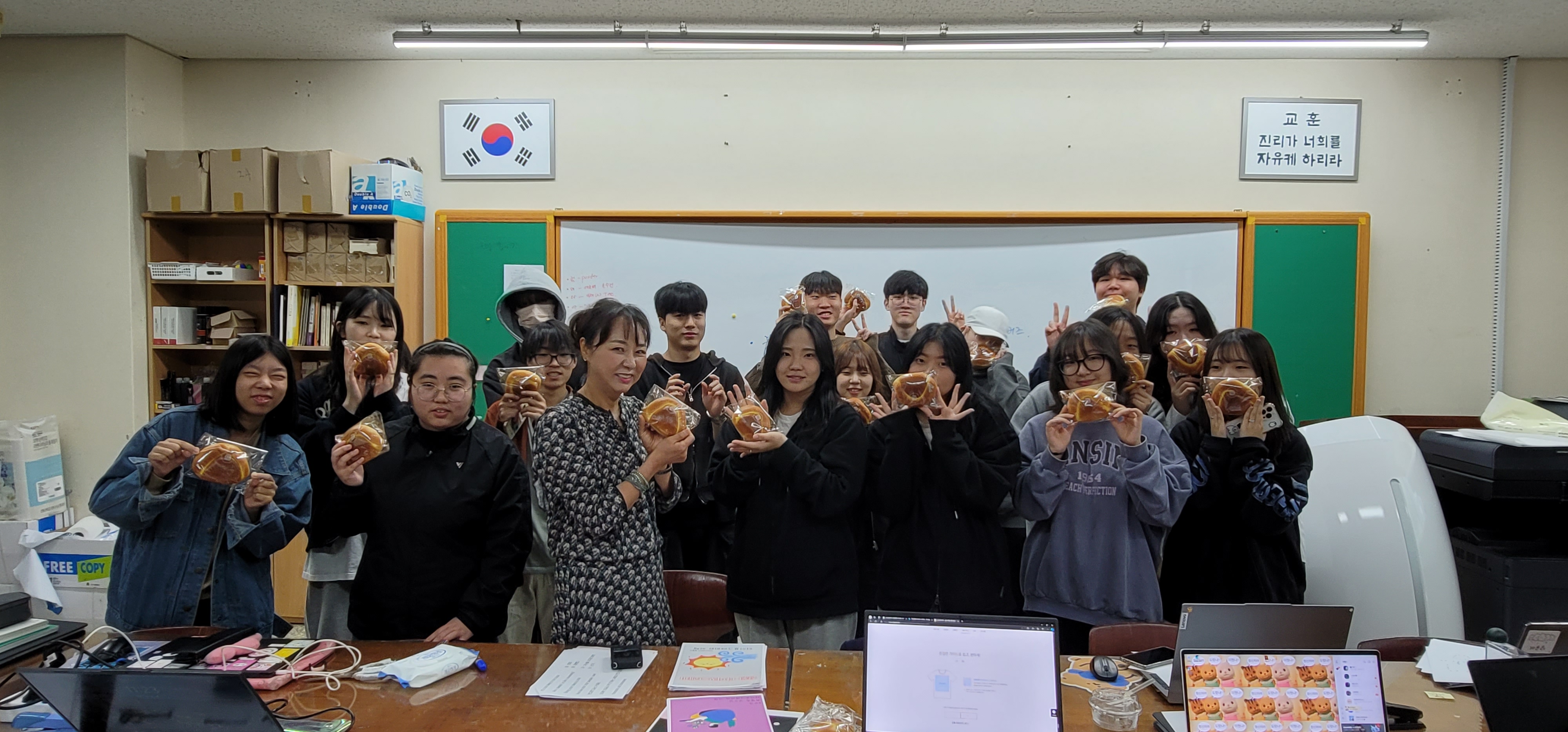 [시각디자인] 10월 10일 과제전 준비 2번째 첨부파일 이미지