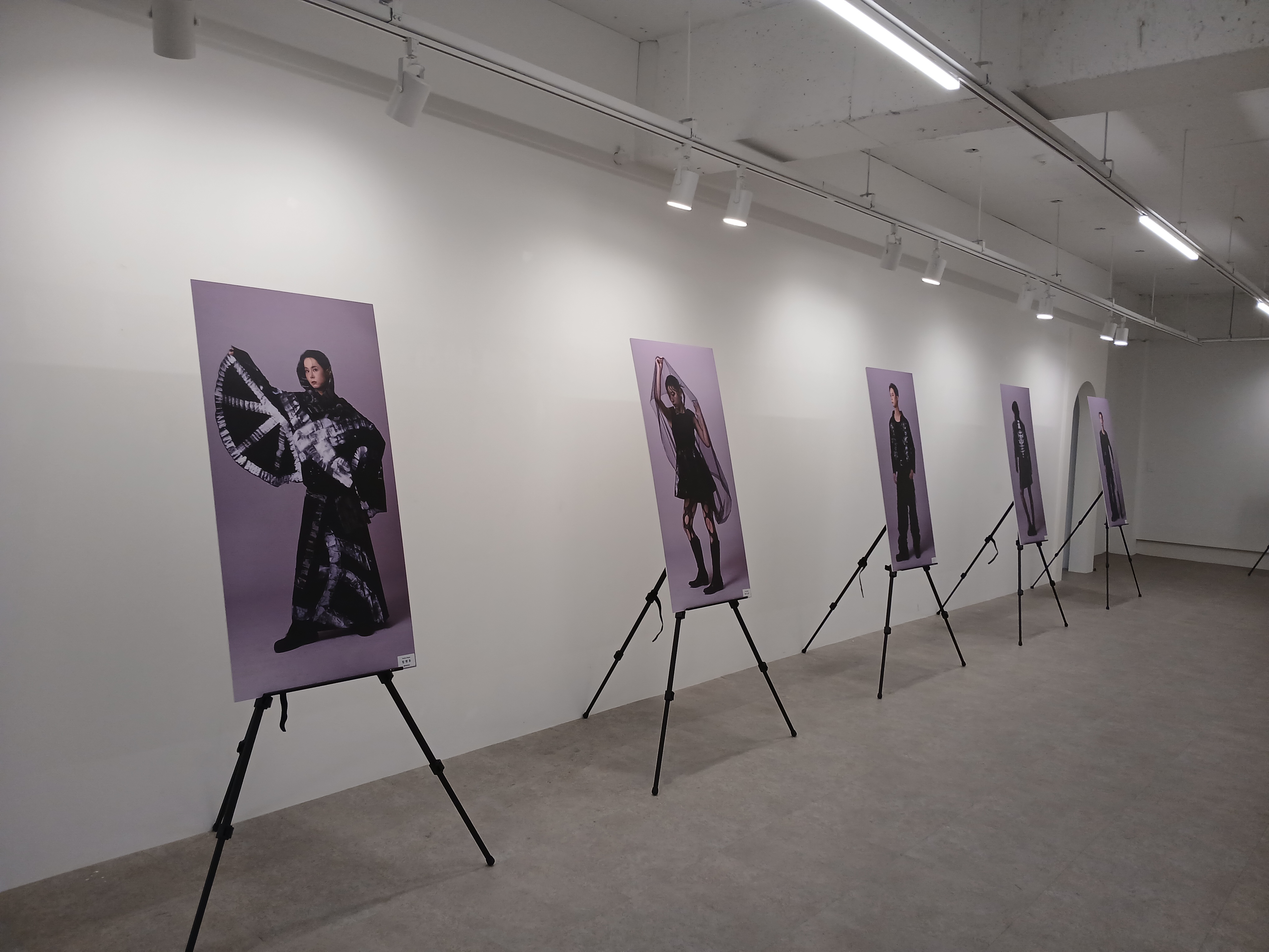 [패션스타일디자인]2025 패션아카이브-사진전 5번째 첨부파일 이미지