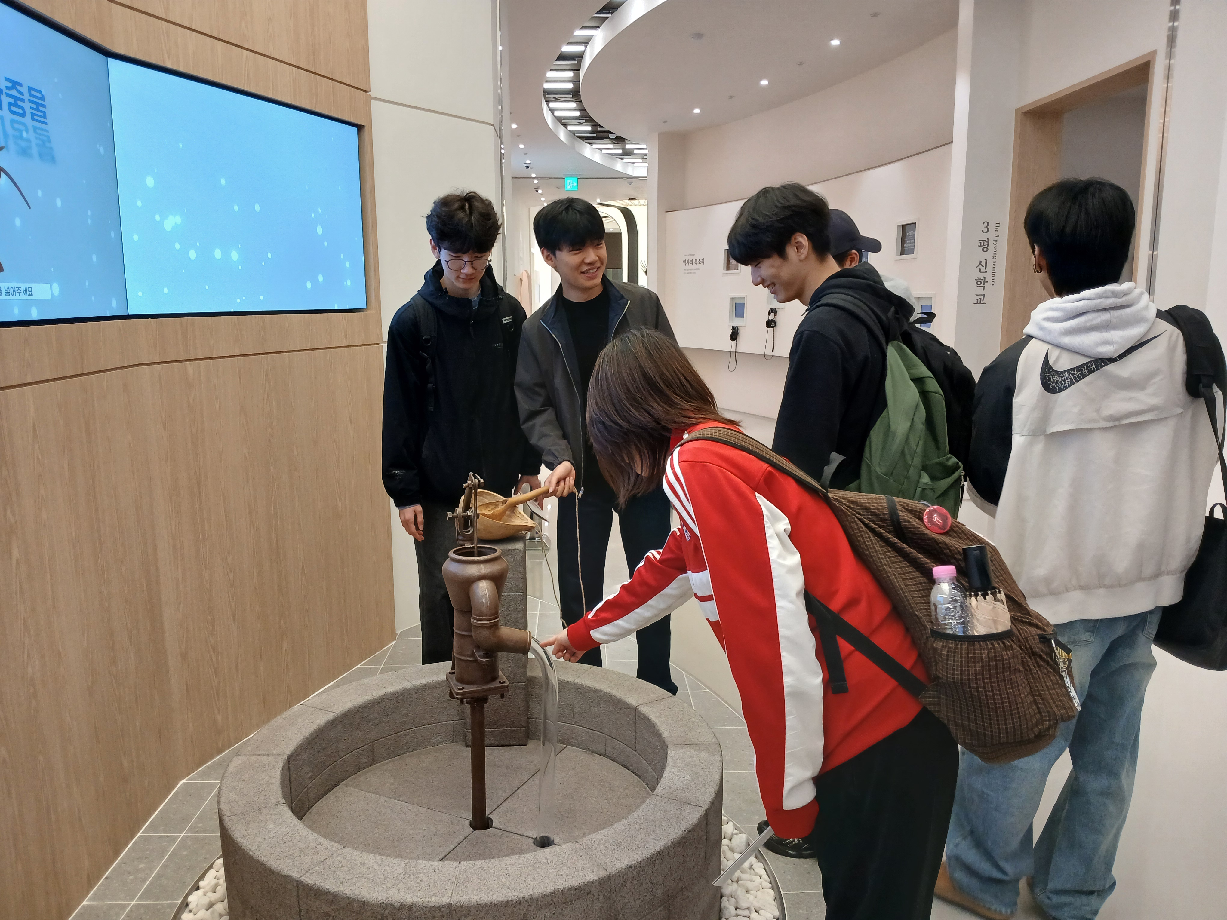 [패션스타일디자인과]2026 백석미술관, 백석역사관, 기독교박물관,현대시100년관, 시화갤러리 탐방 스케치 7번째 첨부파일 이미지