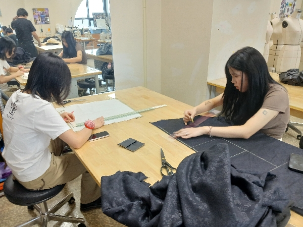 [패션스타일디자인]2025 중간평가(K-패션스타일과 서비스러닝) 대표이미지