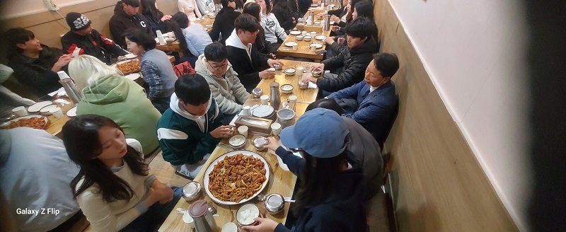 지도교수님과 함께한 점심식사~~다들 표정이 ㅋㅋ 2번째 첨부파일 이미지