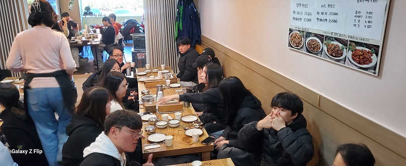 지도교수님과 함께한 점심식사~~다들 표정이 ㅋㅋ 3번째 첨부파일 이미지