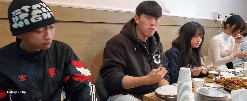 지도교수님과 함께한 점심식사~~다들 표정이 ㅋㅋ 5번째 첨부파일 이미지