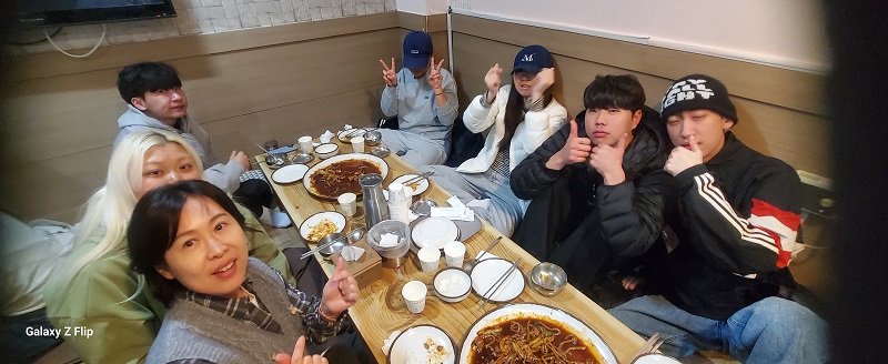 지도교수님과 함께한 점심식사~~다들 표정이 ㅋㅋ 8번째 첨부파일 이미지