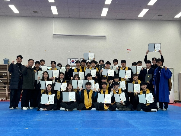2024학년도 전기 학위수여식 학부 단체사진 대표이미지
