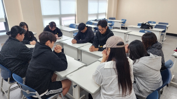 경찰경호과 2학년, 멘토링 시간에 함께 드리는 기도 대표이미지
