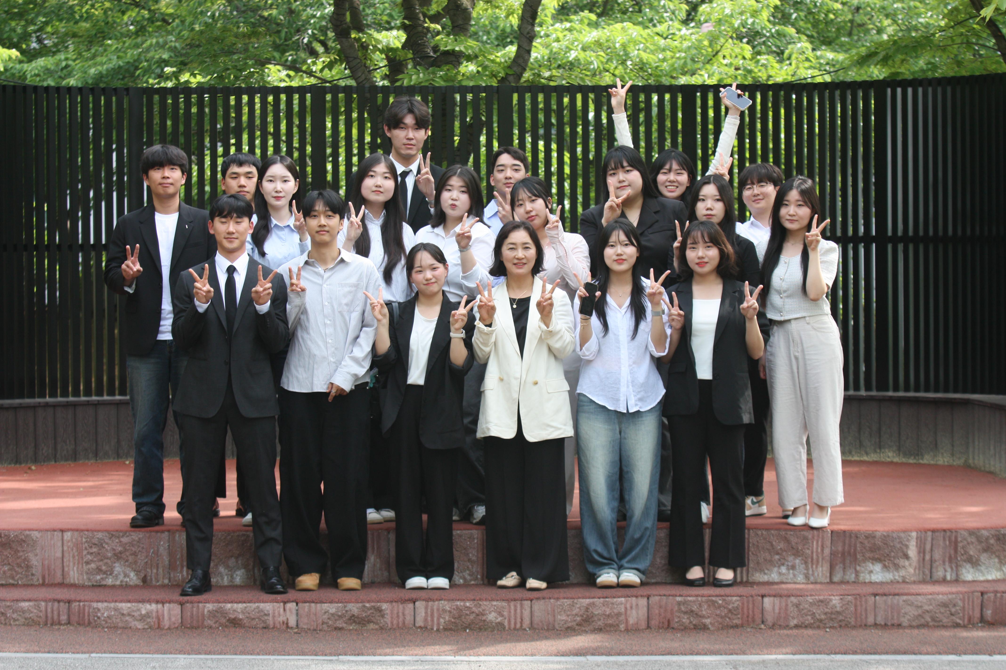 2026년도 2월 졸업 예정자 졸업사진(단체) - 천혜경 교수님 1번째 첨부파일 이미지