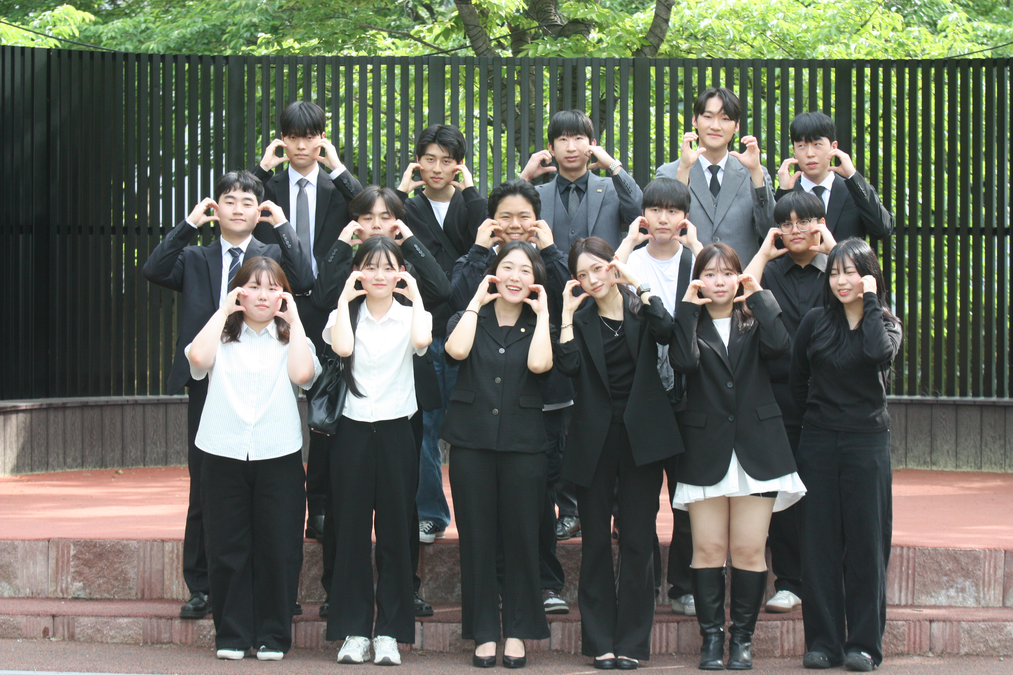 2026년도 2월 졸업 예정자 졸업사진(단체) - 류찬주 교수님 2번째 첨부파일 이미지