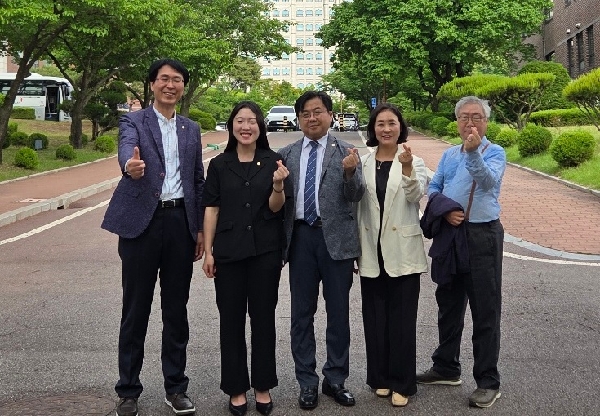 학과 교수님들 단체사진 대표이미지