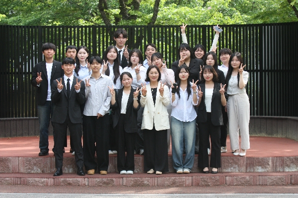 2026년도 2월 졸업 예정자 졸업사진(단체) - 천혜경 교수님 대표이미지