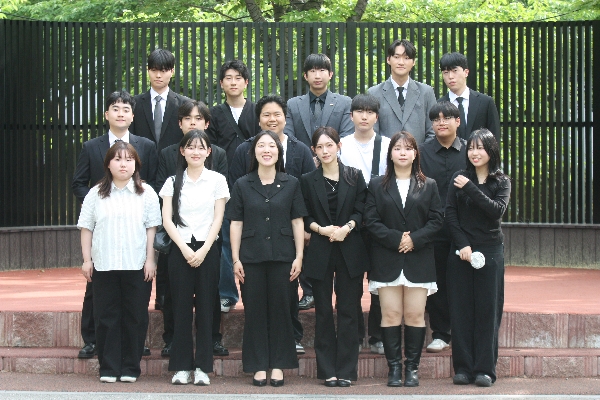 2026년도 2월 졸업 예정자 졸업사진(단체) - 류찬주 교수님 대표이미지